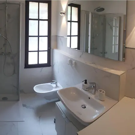 Superbe Maison 3 Chambres, Climatisee, A 1km De La - Fr-1-726-1 *